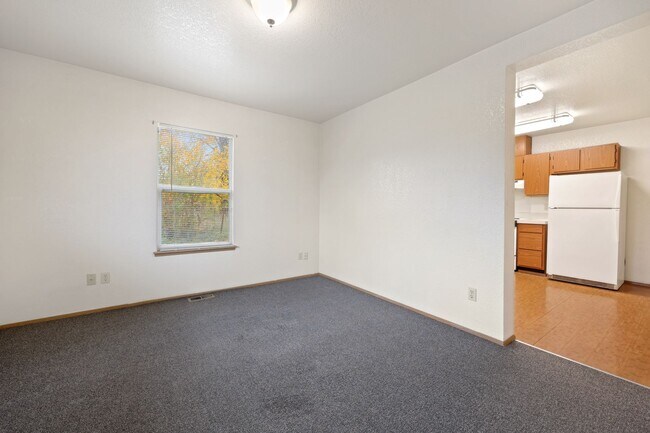 Building Photo - MOVE IN READY! Includes water, sewer and garbage. 2 bed 1 bath downtown Olympia!
