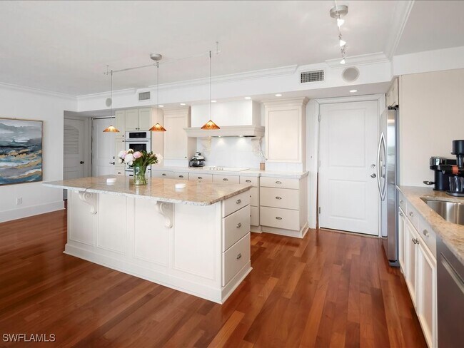 Building Photo - 2750 Gulf Shore Blvd N