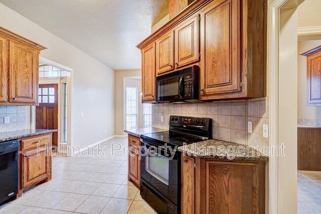 Building Photo - 1042 Hidden Oaks Way