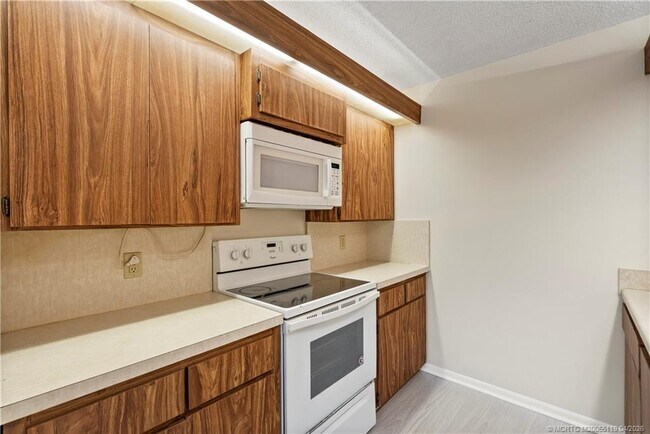 Building Photo - 2930 SW Sunset Trace Cir