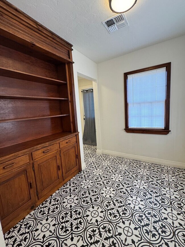 Building Photo - 506 NW Fort Sill Blvd