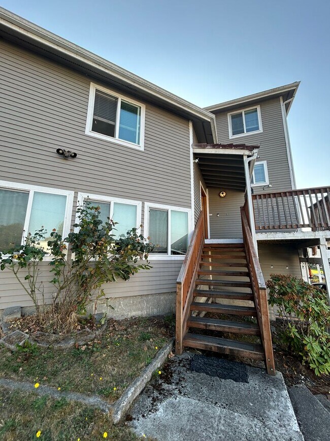 Building Photo - 3 bed/ 2 bath Two Story House overlooking ...
