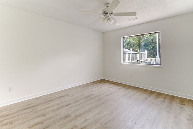 Building Photo - Lovely Town Home in Inland Greens