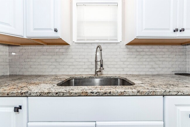 Building Photo - 2835 Beverly Rd