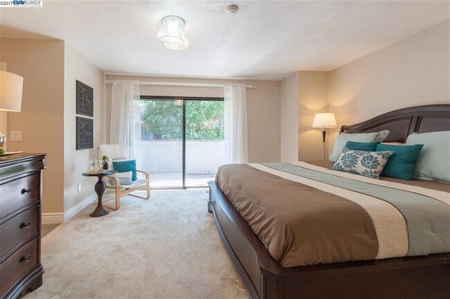 Building Photo - COMING SOON! | $3290 / 3 BR - GORGEOUS NEWARK TOWNHOME