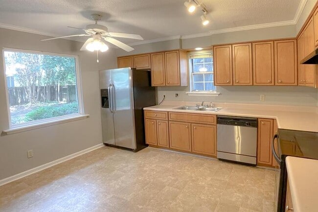 Building Photo - 2453 Riverlook Dr