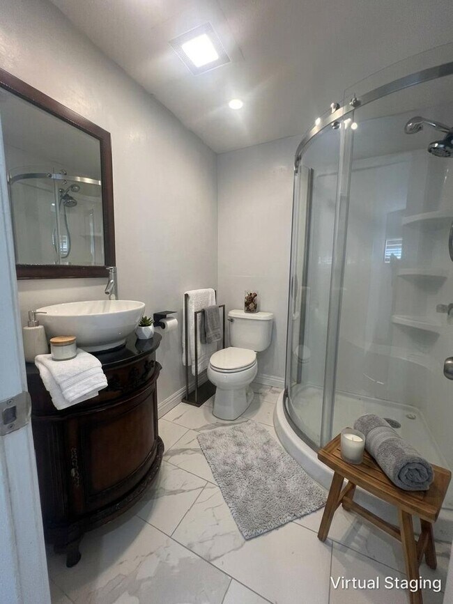 Building Photo - Charming Winnetka Studio (ADU)! Laundry In Unit!