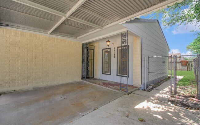 Building Photo - 11018 Long Gate Dr