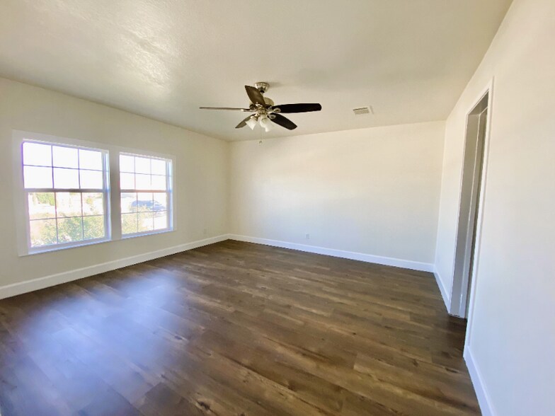 Building Photo - 415 Mostyn Ln