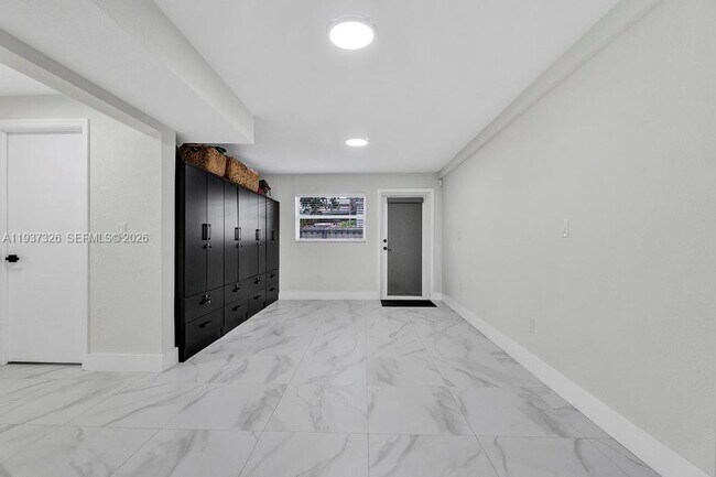 Building Photo - 6470 SW 27th St