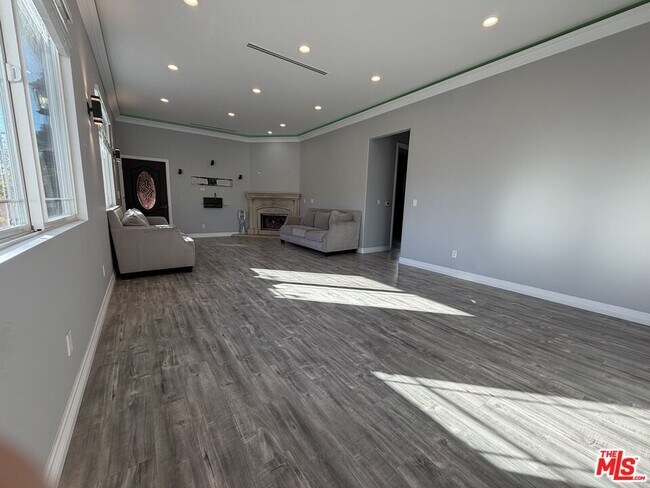 Building Photo - 10006 Samoa Ave