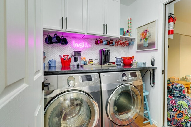 Building Photo - 1208 E 3rd St