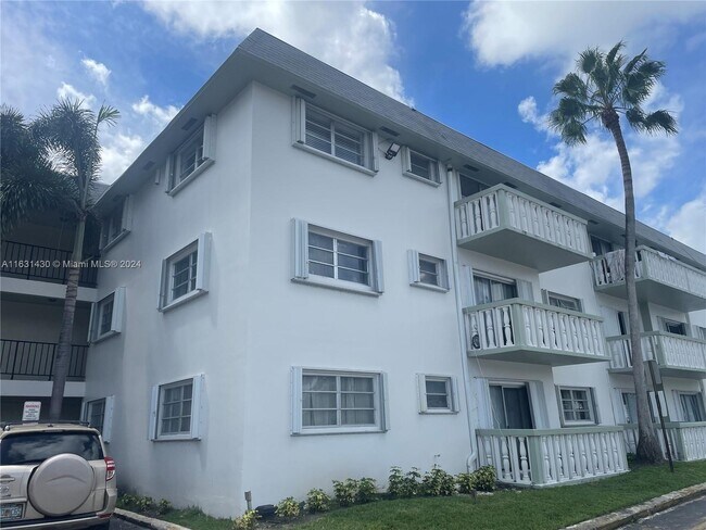 Building Photo - 15221 NE 6th Ave