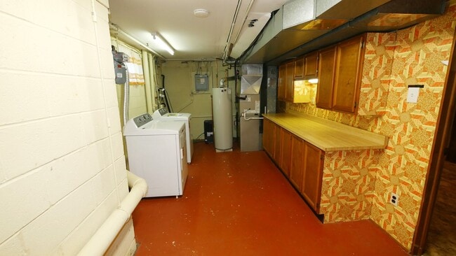Building Photo - End Unit Townhouse with Full Basement 2BR ...