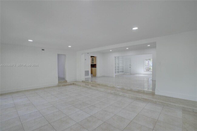 Building Photo - 616 SW 11th Ct