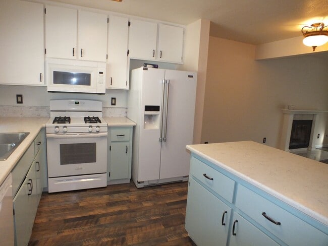 Building Photo - 2/1.5 Diamond Springs condo