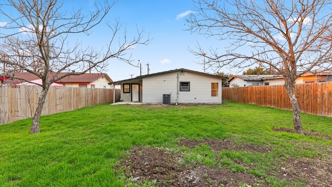 Building Photo - Charming Renovated Home with Huge Backyard!