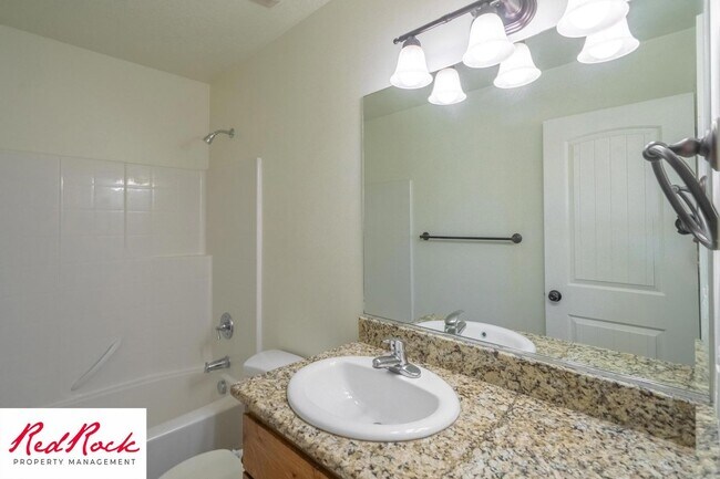 Building Photo - DOG-FRIENDLY 3 Bedroom Townhome with INTERNET INCLUDED!