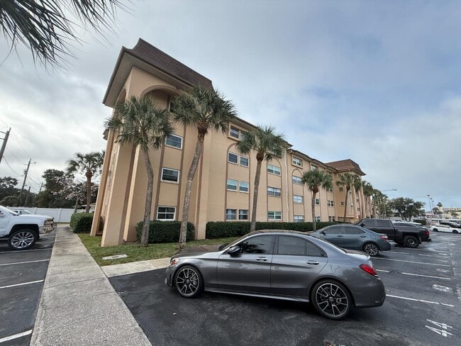 Building Photo - 2525 W Bay Dr