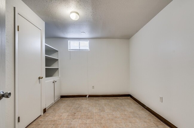 Building Photo - 1152 S Yosemite Way