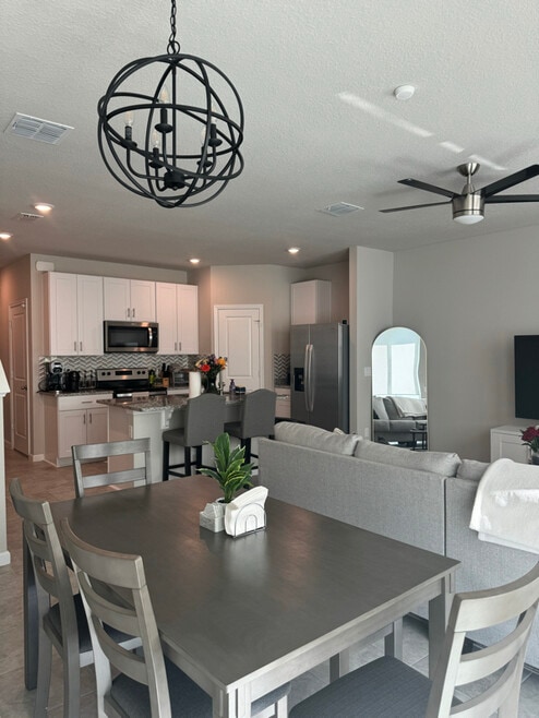 Building Photo - 5649 Mentmore Dr