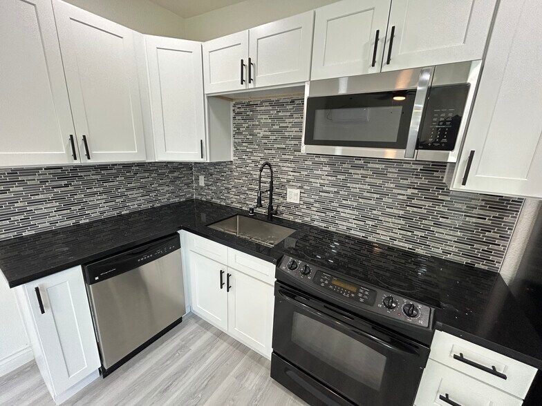 Unit A - 210 W Monroe Ave