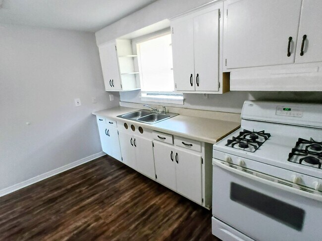 Building Photo - Epperly Heights School- *PROMO FIRST FULL MONTH FREE!