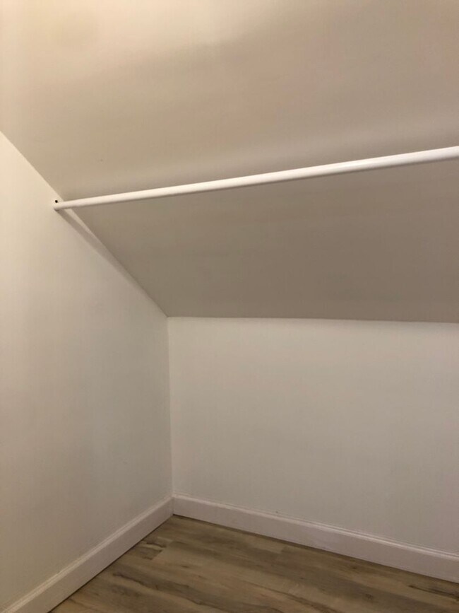 Building Photo - Large remodeled 4bed/2bath close to schools and transportation!