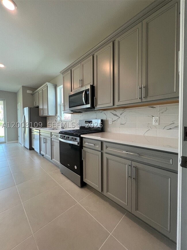 Building Photo - 12222 SW Myrtle Oak Dr