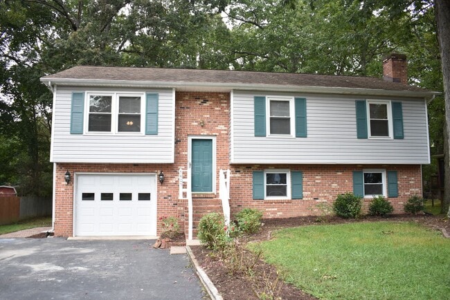 Building Photo - Great Split Foyer In Fredericksburg!