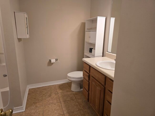 Building Photo - 204 Ann Cir