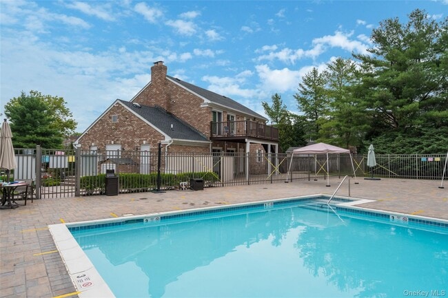 Building Photo - 100 Woodlake Dr W