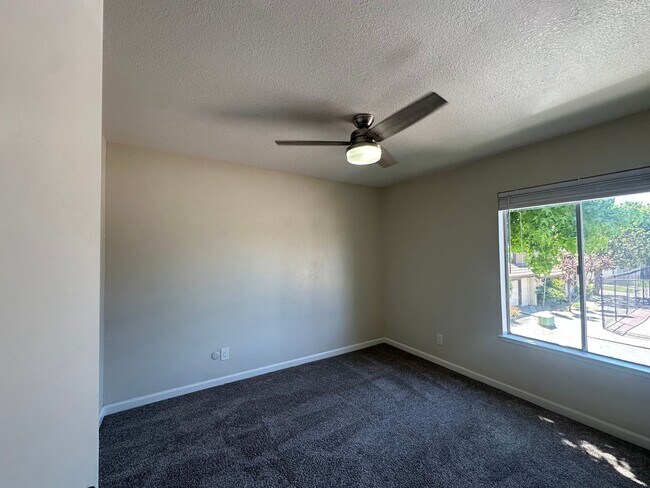 Building Photo - 3701 Colonial Dr