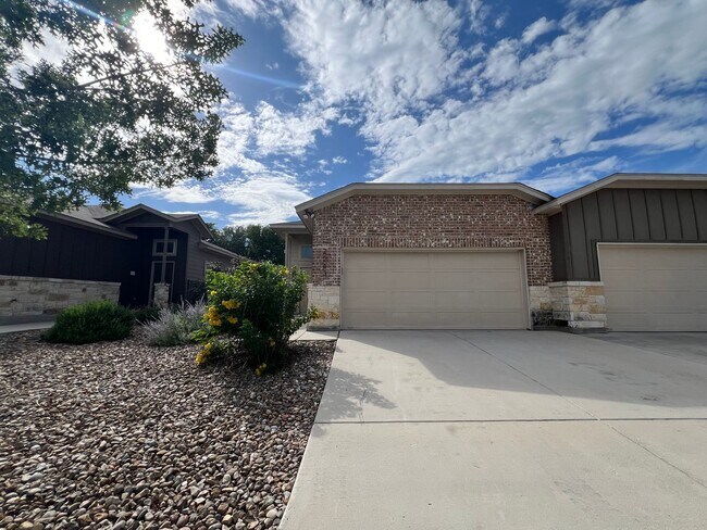 Building Photo - Luxury 3/2 duplex in NBTX