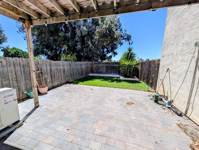 Building Photo - AWESOME 2 BED/1.5 BATH WITH LARGE YARD+WRA...