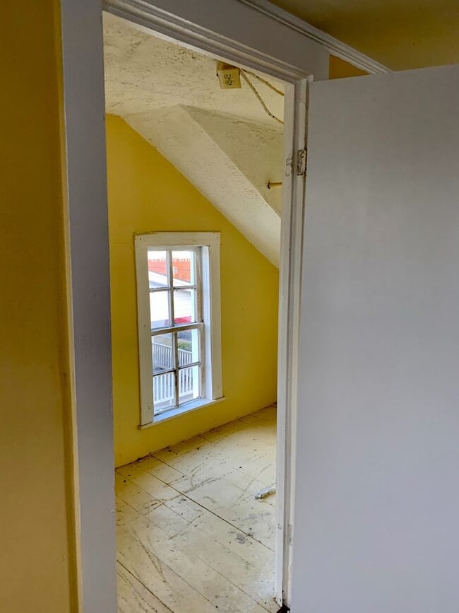 Building Photo - Charming 2 Bedroom with bonus room home in Historic Downtown Morehead City Walking District! Walk...