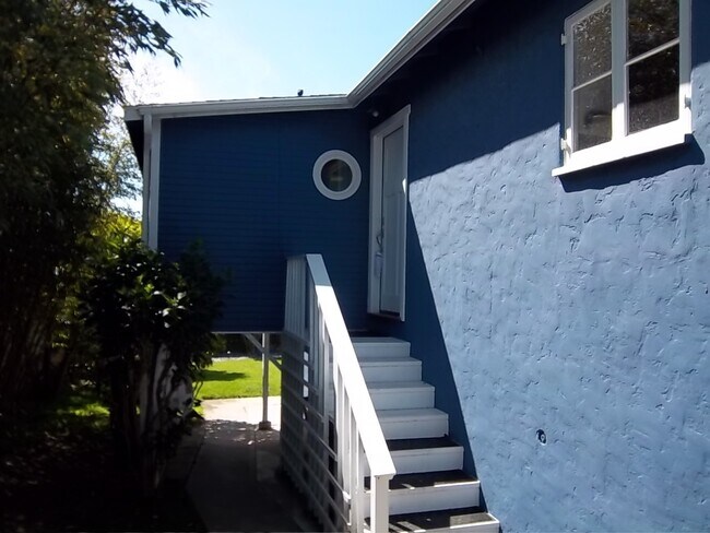 Building Photo - Stunning 2 Bedroom and 2 Bathroom Back House Available Now!