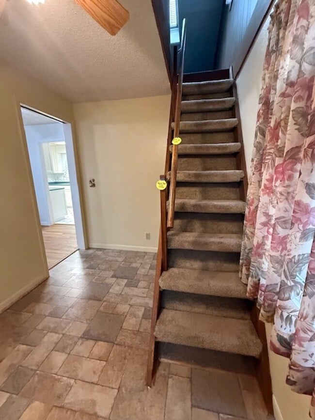 Building Photo - 2 Bedroom 2 Bath Newberg OR 97132 6 Month Lease