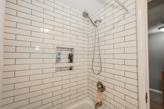 Building Photo - 5 Gleneagle Dr