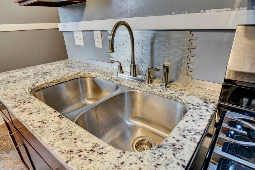 Building Photo - 816 N 43rd St