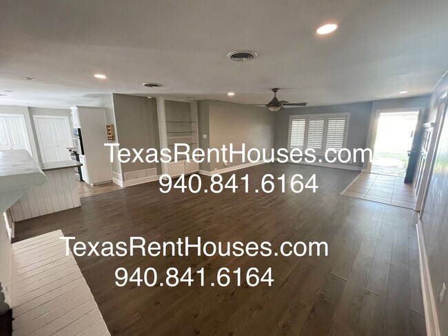 Building Photo - Gorgeous Home with updates and space!