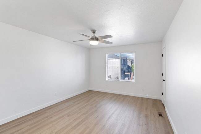 Building Photo - 4 bedroom/4 bathroom Home in Herriman!