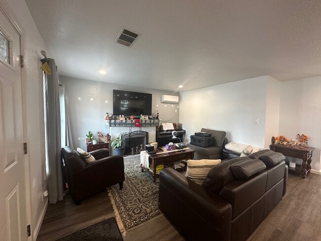 Building Photo - 2464 Pepper Dr