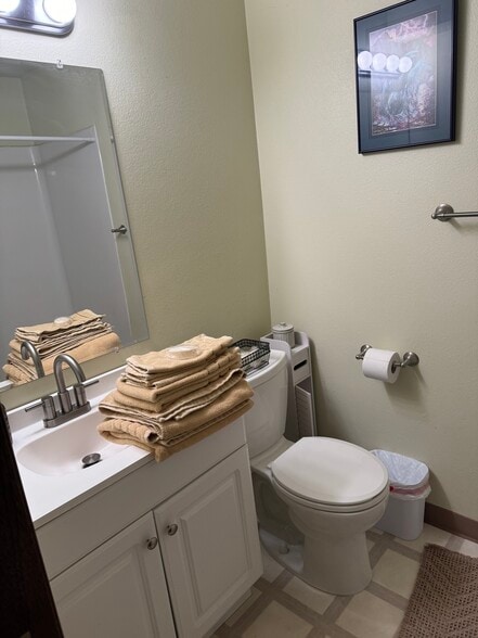 Private bathroom with shower - 512 E 16th Ave