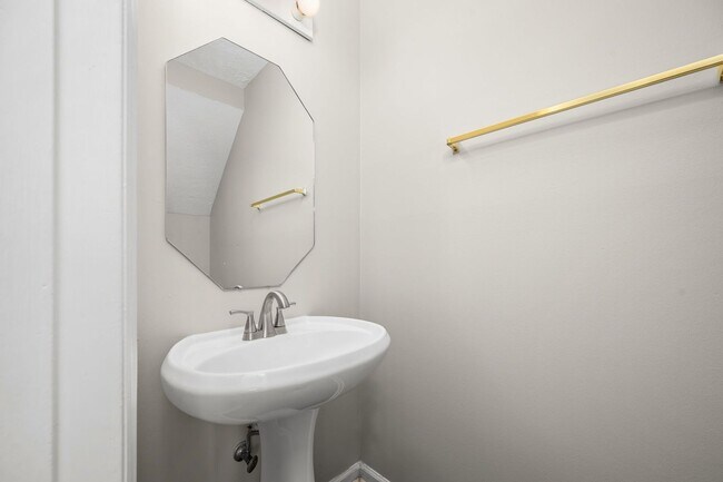 Building Photo - Hamlet Square Townhomes -2304A