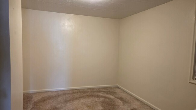 Building Photo - 208 S 400 W