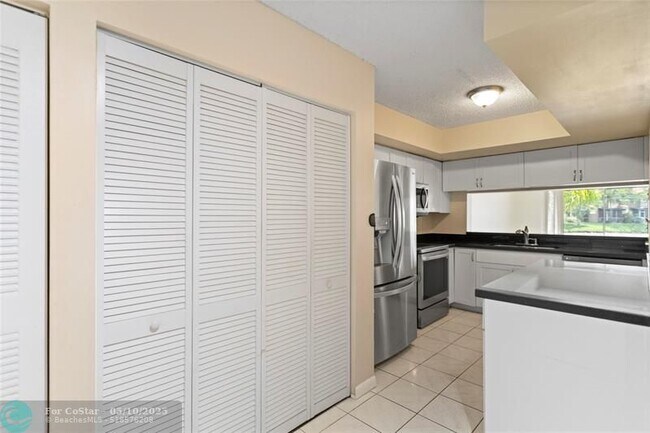 Building Photo - 640 N University Dr