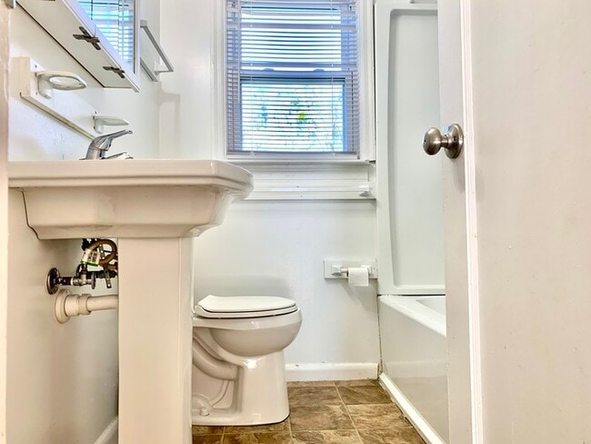 Building Photo - CHARMING 2 BEDROOM SINGLE FAMILY