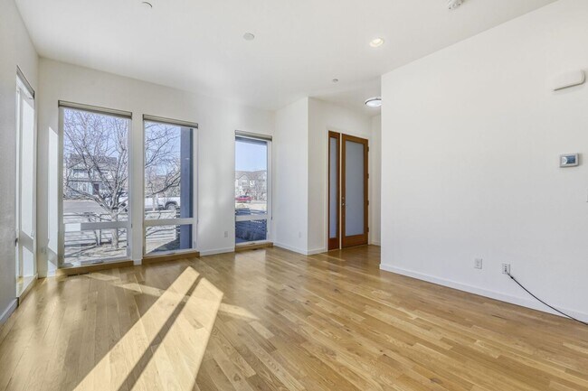 Building Photo - Bright Contemporary 3 Bedroom 2 Bath - August 1st!