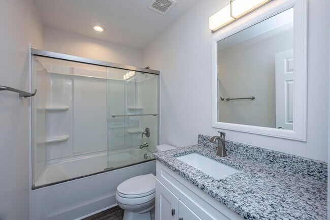 Building Photo - **COMPLETLEY RENOVATED** 4 Bed, 3 Bath Hom...
